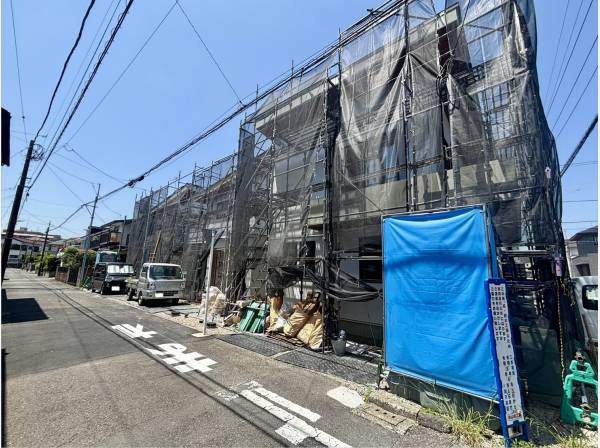 前面道路もとても広々としております。