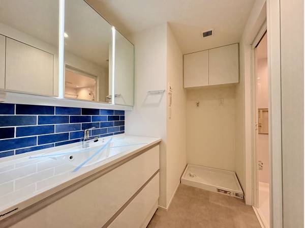 青のタイルがお洒落な洗面台