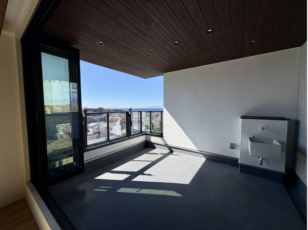 外とつながりながらも落ち着けるインナーバルコニー