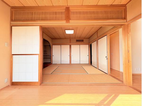 広々和室も完備、縁側からも海を望みます。