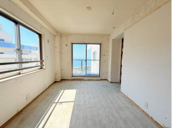 窓を開ければ心地良い潮風が吹き込む素敵なお部屋