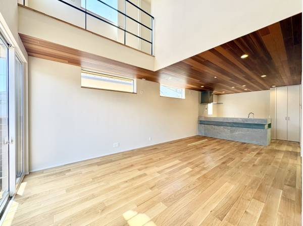 吹き抜け天井で明るく開放的な室内空間