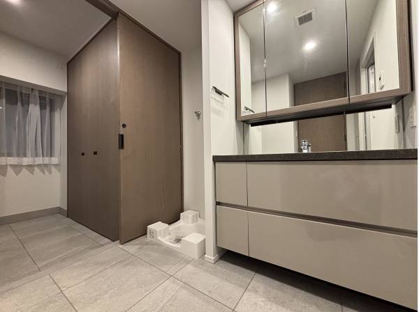 洗面台は収納もしっかり設けられています。