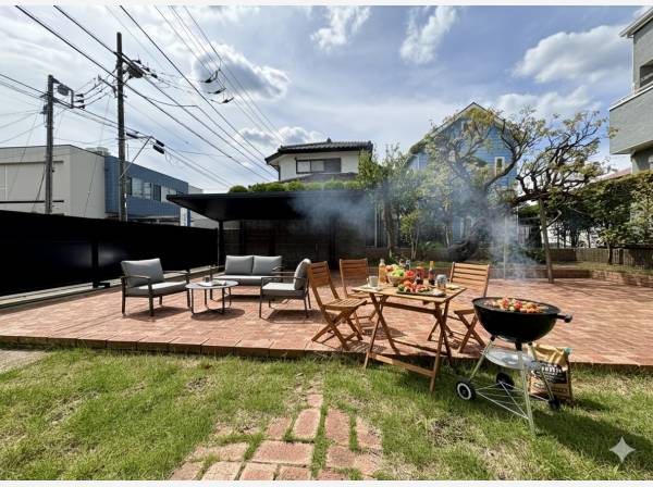 友人を招いてのBBQなどもできる広いお庭です。家具はイメージです。