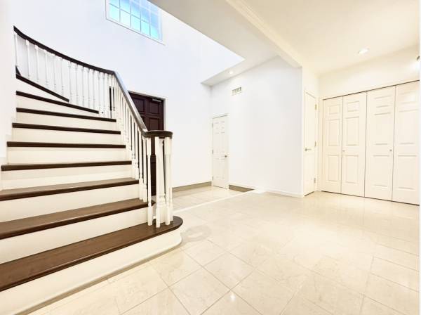 ラグジュアリーな玄関エントランス