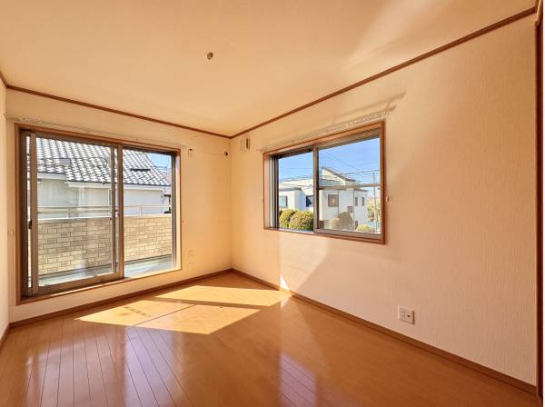 十分な採光が嬉しい居室。