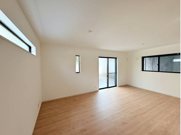 17.2帖のLDK。高窓光の入りやすい空間