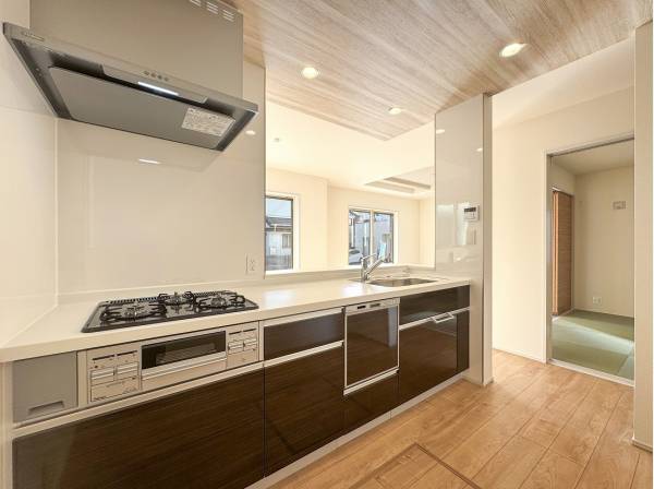 キッチンから2部屋を見渡せるので家族とのコミュニケーションが円滑に