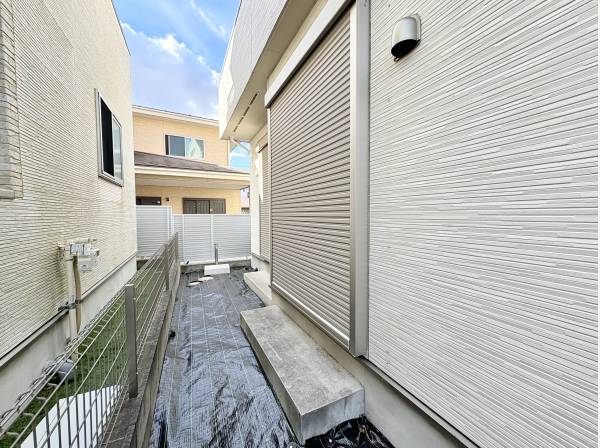 小さなお庭。水栓付き掃除や洗車に