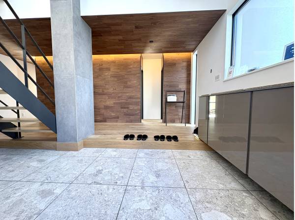 吹抜が迎える開放的でゆとりある玄関ホールです