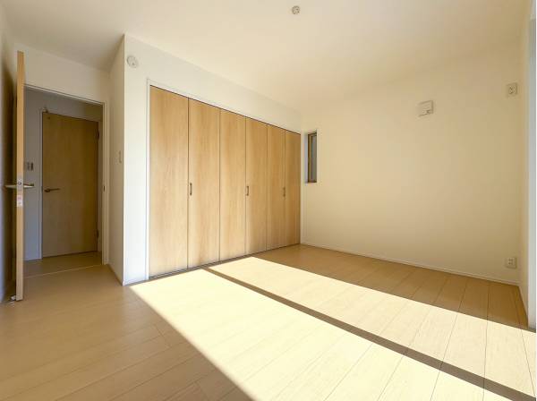 大きなクローゼットを備えた洋室