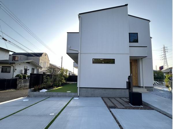 ３方角地の開放感、カースペースも広々２台分
