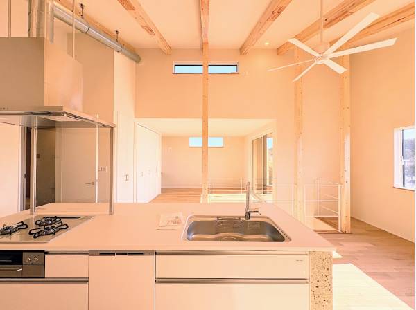 部屋全体を見渡す対面式キッチン