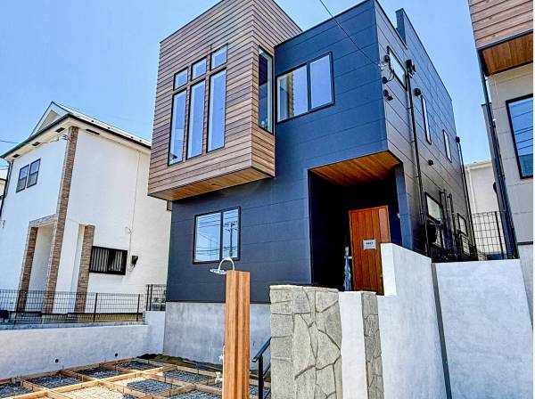 新築戸建として２棟並んでいますが、外観は全く異なった２棟です