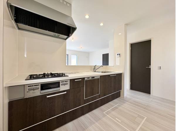 対面式システムキッチンは食洗機と浄水器付き