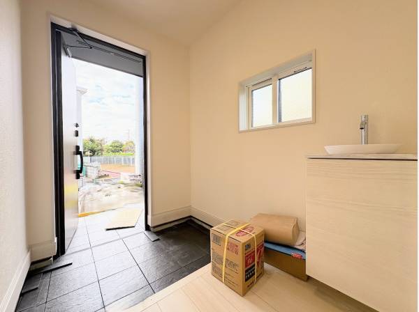 独立洗面台のある玄関スペース