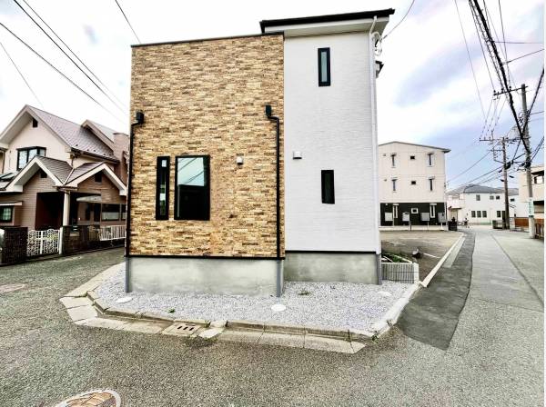三方角地で開放的な立地に登場