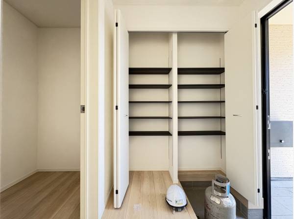 玄関にはサービスルームもあります。