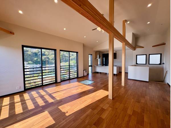 住宅内は温かみと機能性にこだわった、無垢材と珪藻土を使用！
