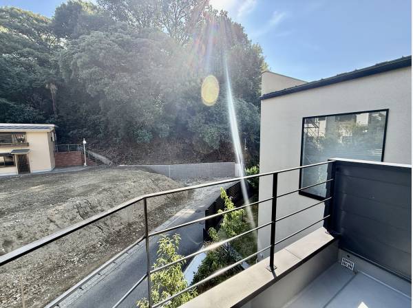 澄んだ空気と、やわらかな陽射しが入り込みます