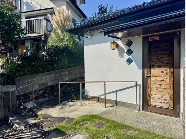 青い瓦と凛とした佇まいの平屋。