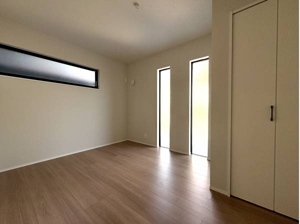 やわらかな光が入り、落ち着いて過ごせる洋室です