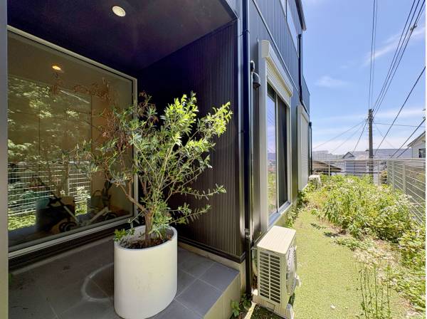 植栽集めも楽しくなるライトコートのあるお庭スペース