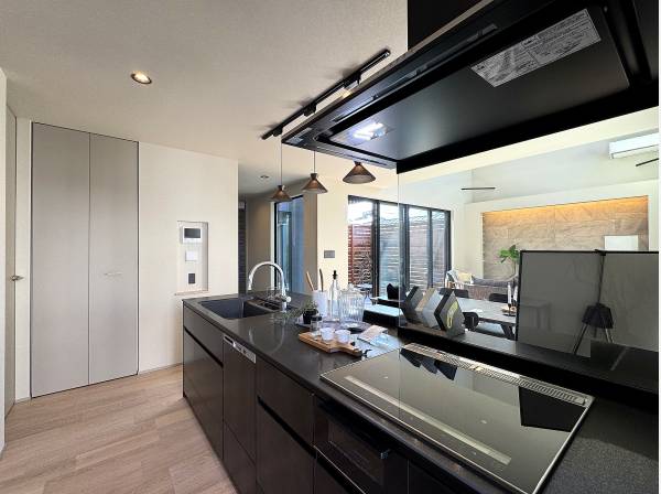 黒が際立つアイランドキッチン