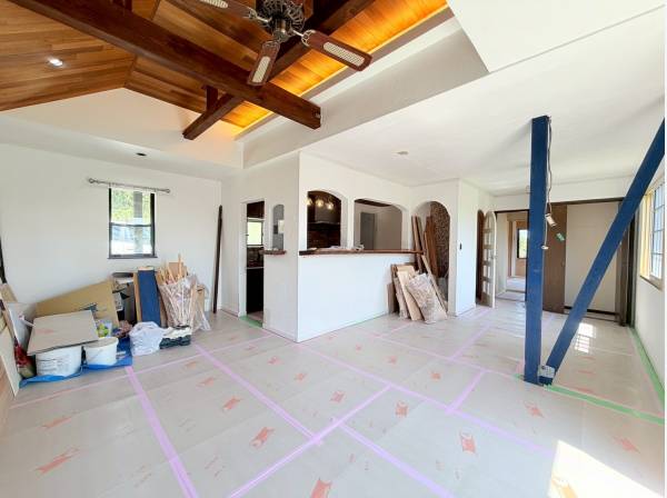 シーリングファン付の開放的なLDK、約21帖のゆとりある空間