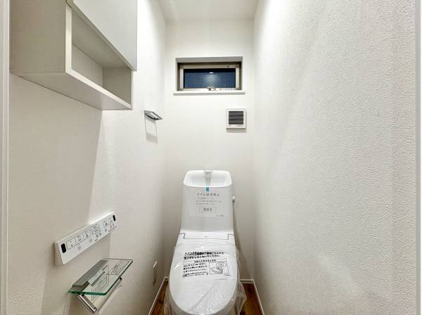 収納完備のトイレ