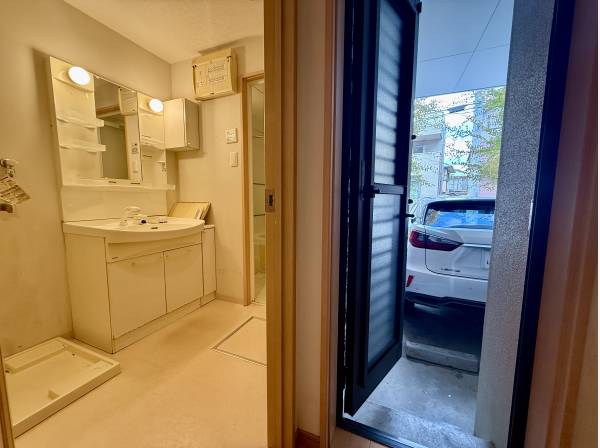 駐車場から洗面所へアクセスできます