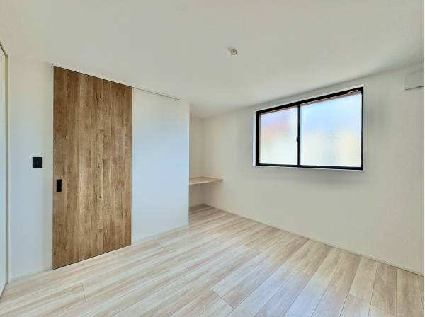 作り付けのデスクかあるので、居室を有効活用できます