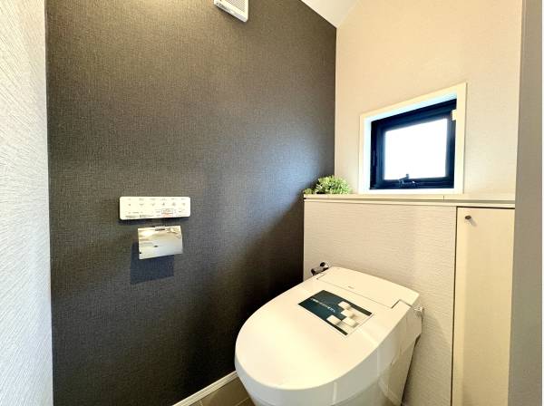 すっきりとした収納あるトイレ