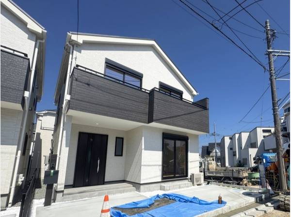 室内の陽当たりの良さがうかがえる光に照らされた佇まい