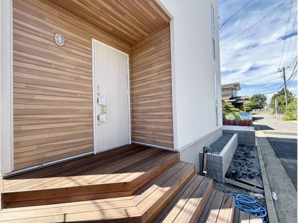 玄関は木と白がリゾート感を演出