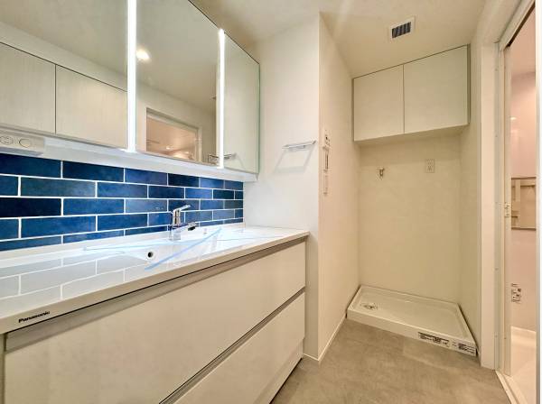 タイルが可愛らしい洗面化粧台