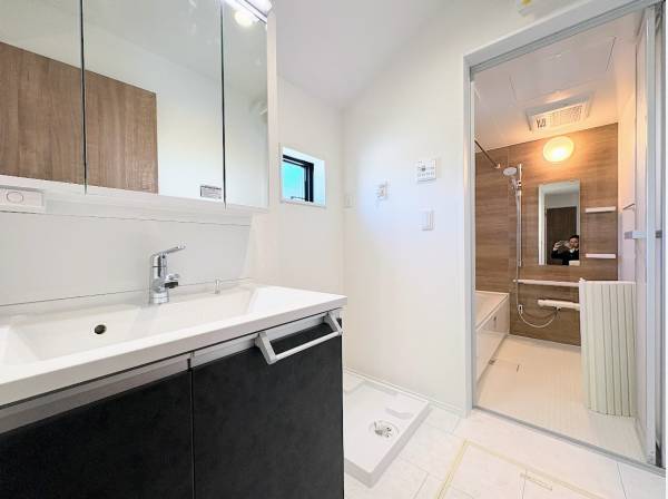 サニタリールームとバスルーム