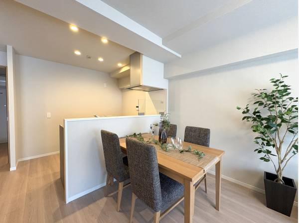 リビングを見渡すオープンタイプのキッチン