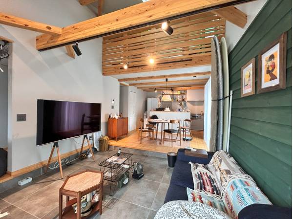 リビング土間、コンクリート仕上げ、上部吹き抜けになっています