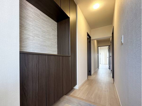 玄関ニッチには是非お気に入りの小物を並べてください