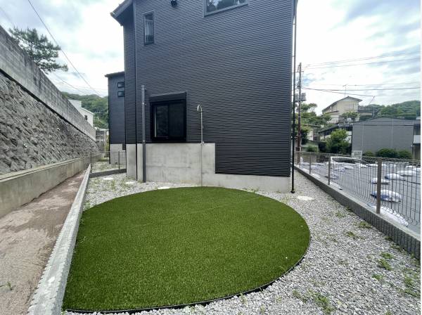 住宅裏手にはプライベート感満載のシャワーブース