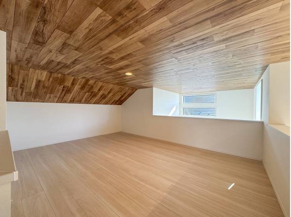 ロフトへは固定階段で上がれるのでキッズスペースとしても活躍しそう