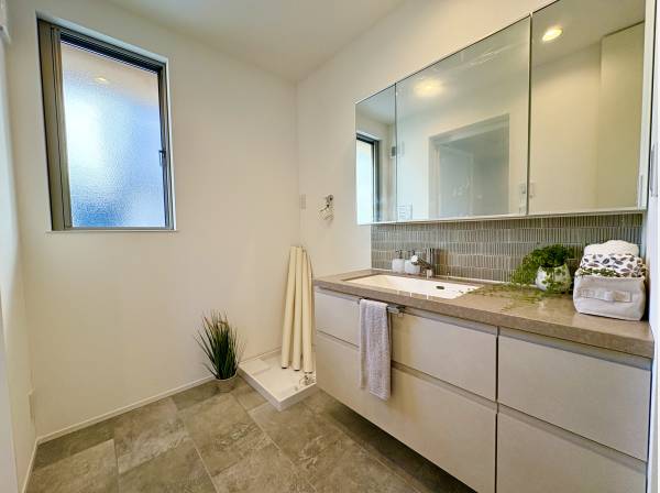 広々としたパウダースペース・ランドリースペース