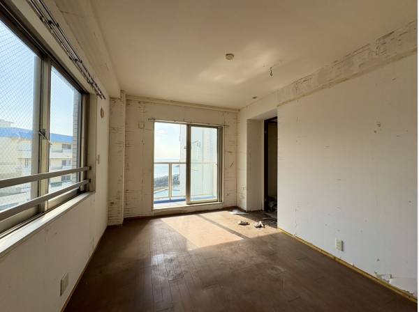 南側の洋室からも海を望みます