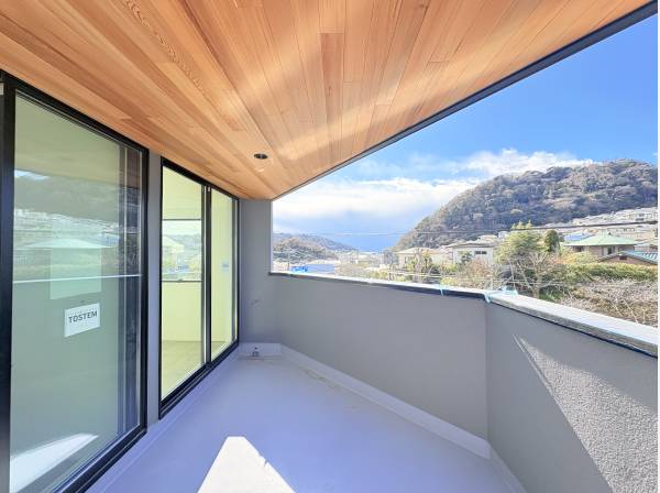 南側にもちらりと海