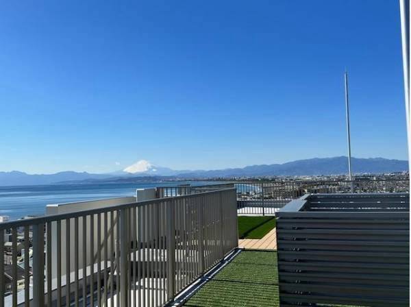 こちらは屋上バルコニー、海、空、山を一望する素敵な空間