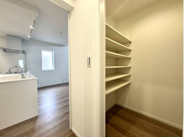 独立型のパントリーと収納豊富に