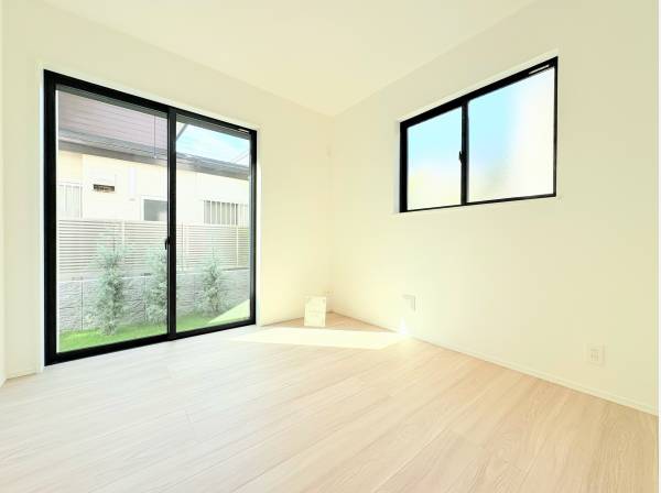 LDK横の居室です。他にも３部屋ございます！