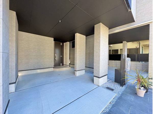 ビルトイン車庫なので、雨の日も濡れずに乗り降り可能です。