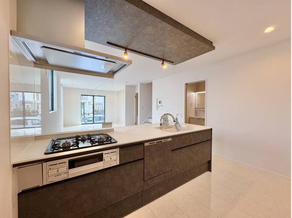 キッチンは対面式なのでリビング側を見渡すことが出来ます